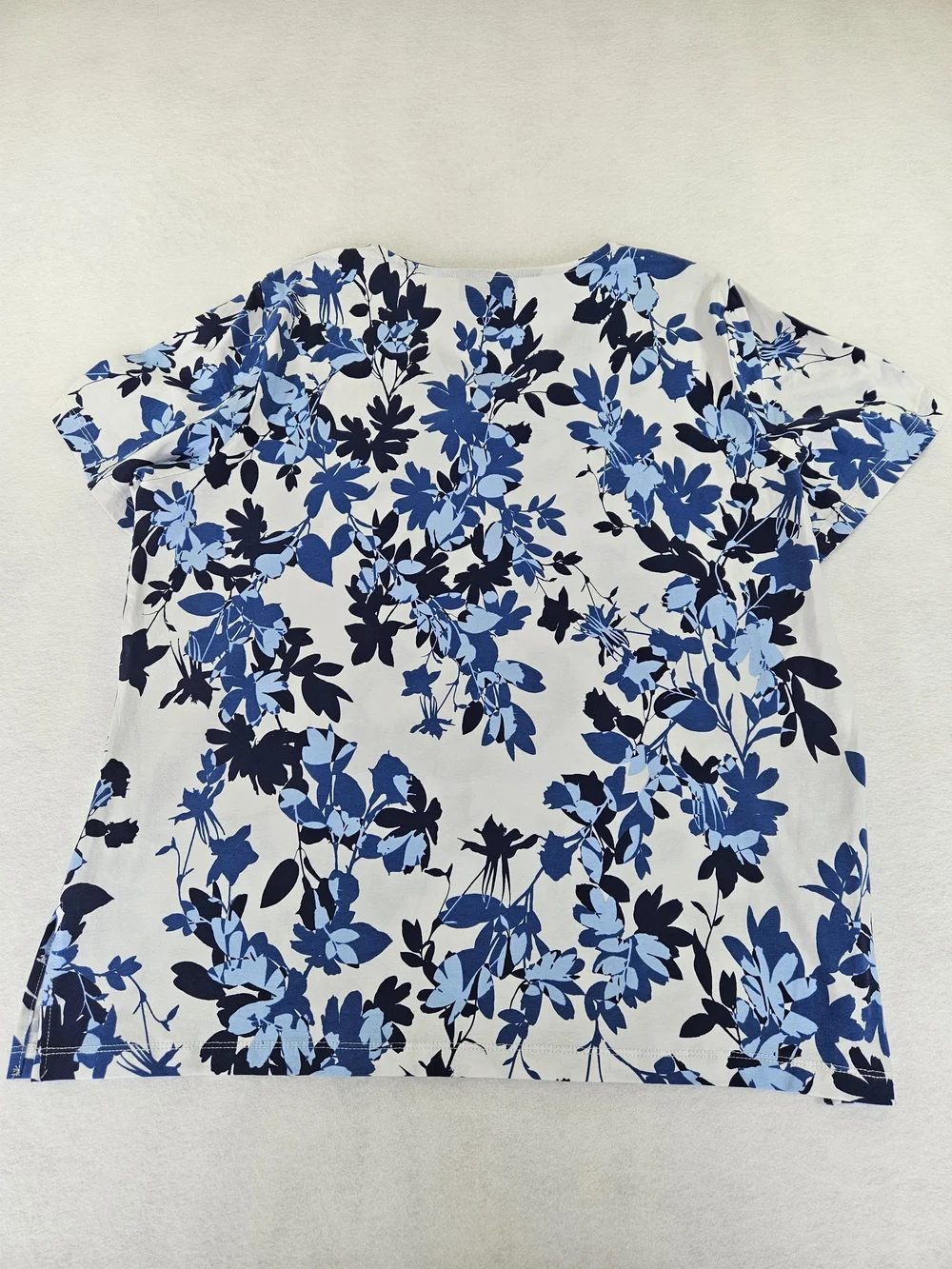 Alfred Dunner Blue and White Floral V-Neck Top Womens Size Med - Picture 4 of 7